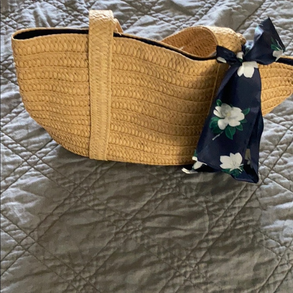 Woven straw bag with tie